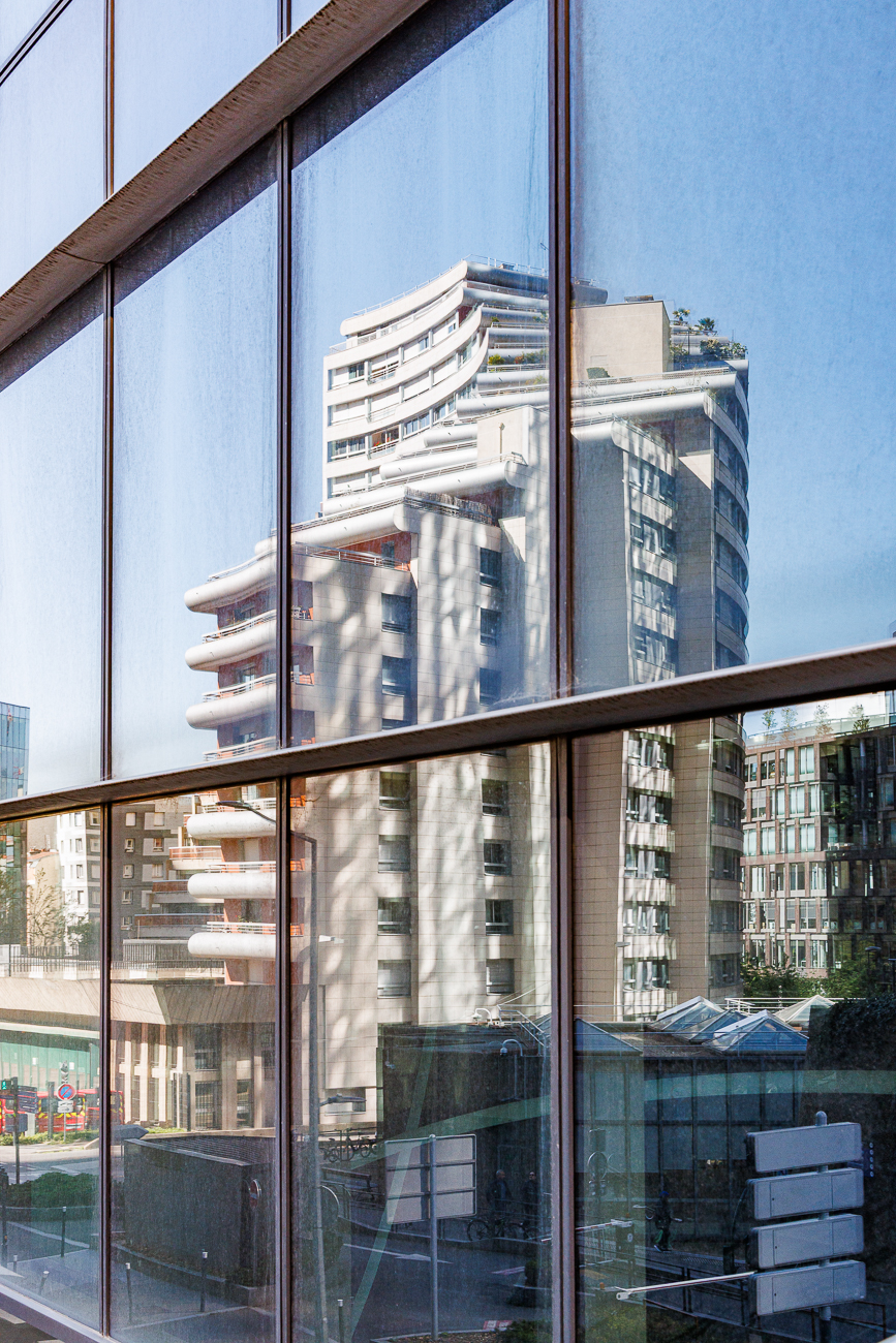 ... und Spiegelung desselben in einer Glasfront