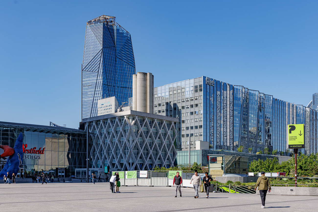 In der Fu&szlig;g&auml;ngerzone von La D&eacute;fense ...