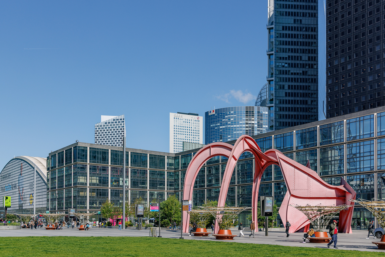 "Die rote Spinne", auch "Le Grand Stabile Rouge" genannt, ist ein Kunstwerk des amerikanischen Bildhauers Alexander Calder