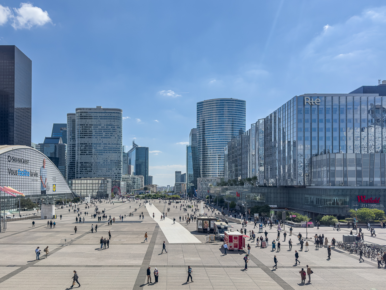 Blick vom Grande Arche auf die Fußgängerzone
