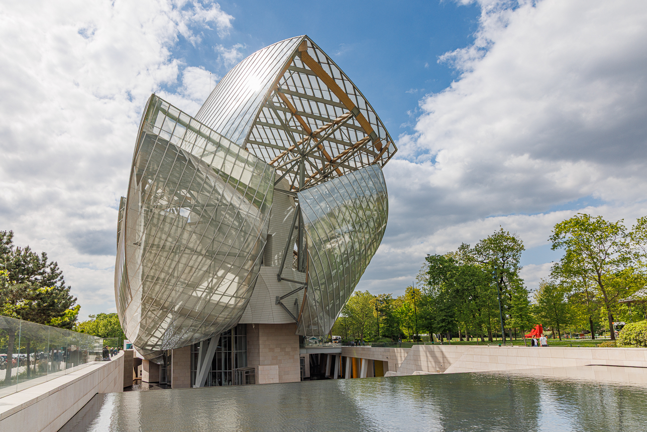 Die Stiftung Louis Vuitton (franz&ouml;sisch Fondation d&rsquo;entreprise Louis Vuitton) ist ein 2014 er&ouml;ffnetes Privatmuseum in Paris. Es entstand auf Initiative von Bernard Arnault, dem Vorstandsvorsitzenden des franz&ouml;sischen Luxusartikelkonzerns Mo&euml;t Hennessy Louis Vuitton (LVMH). Gezeigt werden in dem von Frank Gehry geplanten und gebauten Museumsgeb&auml;ude meist Werke des 20. Jahrhunderts. Das Geb&auml;ude liegt am Rande des Jardin d&rsquo;Acclimatation, nahezu unmittelbar an der Grenze zur Gemeinde Neuilly-sur-Seine.