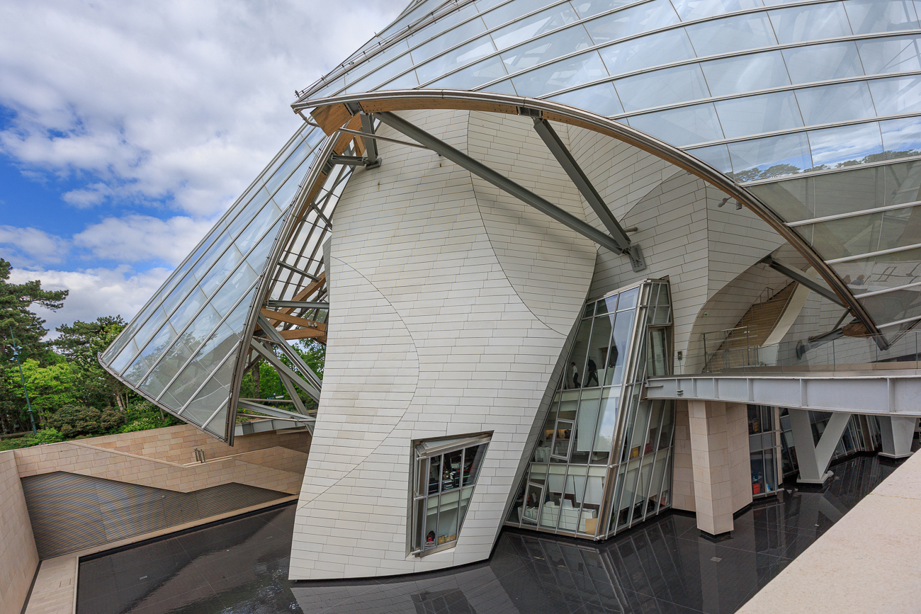 Der Fassade sind zw&ouml;lf Elemente aus Stahl, Holz und Glas vorgelagert, die Schiffssegeln &auml;hneln &ndash; der amerikanische Architekt Frank Gehry nennt das nach seinen Pl&auml;nen errichtete Geb&auml;ude "Glaswolke" mit 19 wei&szlig;en, unterschiedlichen Raumbl&ouml;cken. Sein Originalname ist Le vaisseau de verre, auf deutsch: Das Glasschiff. 