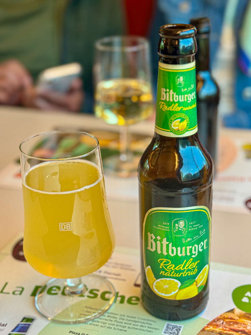Auf der Heimfahrt sitzen wir noch im Bordrestaurant des ICE 