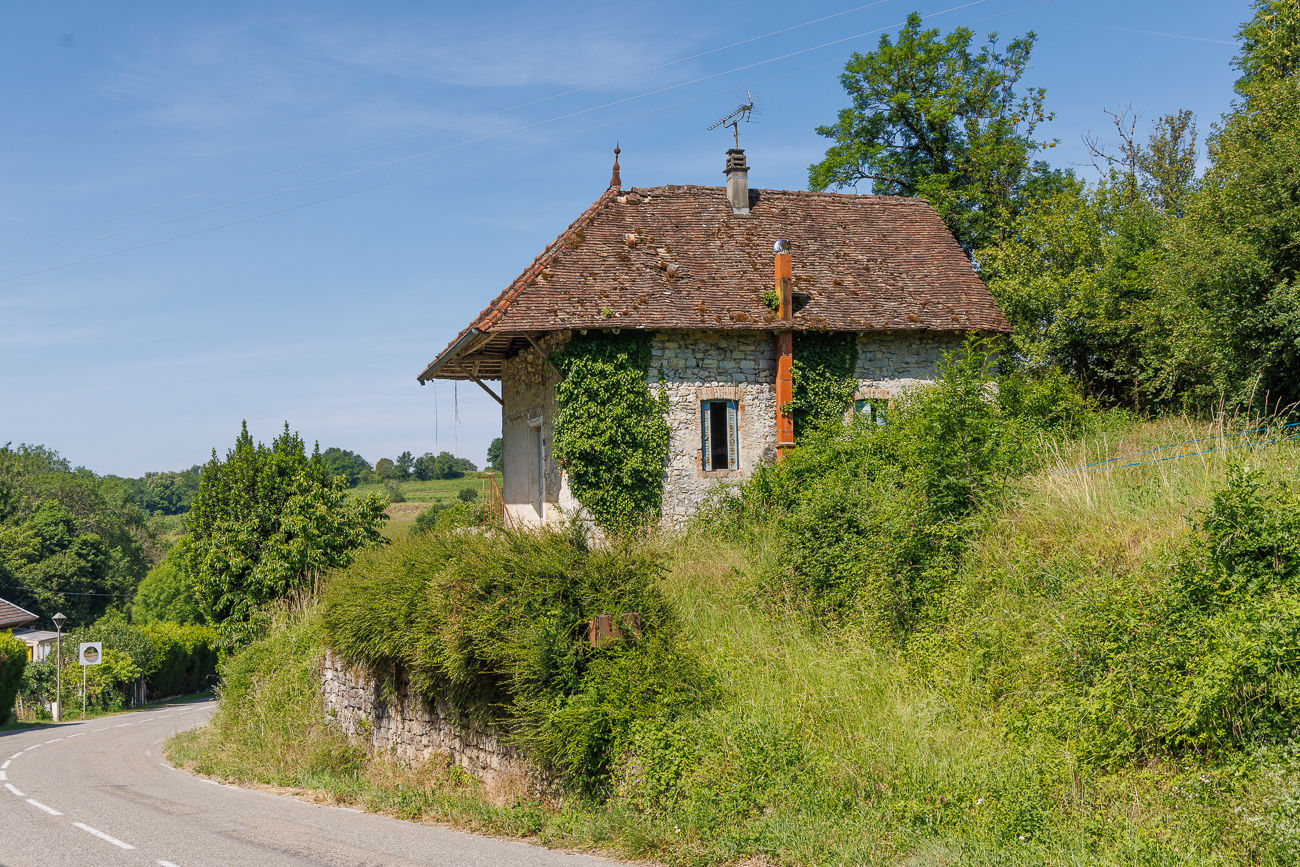 Kurz vor dem Parkplatz, ein sch&ouml;nes altes Natursteinhaus