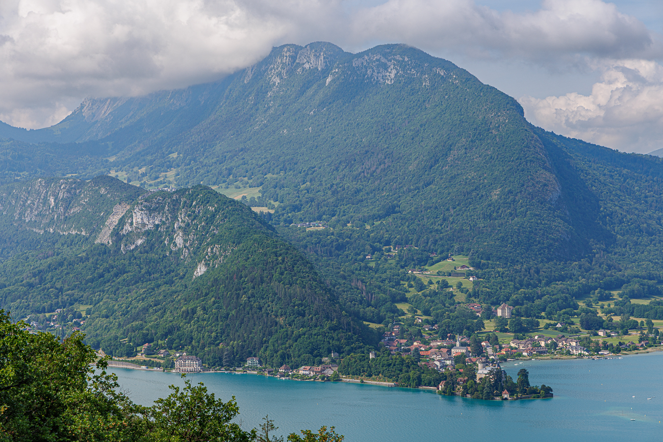Blick vom Col de la Forclaz auf Duingt und das Ch&acirc;teau de Duingt