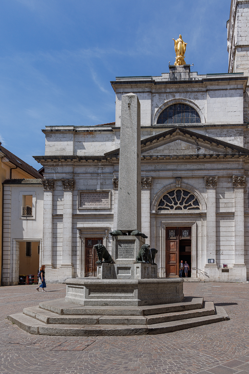 Fontaine Place Notre Dame. Ein Granitobelisk wird von einem Schildkr&ouml;tenquartett getragen, darunter eine Ansammlung von L&ouml;wen.Es wurde von Victor Bassotti gestaltet und 1859 eingeweiht