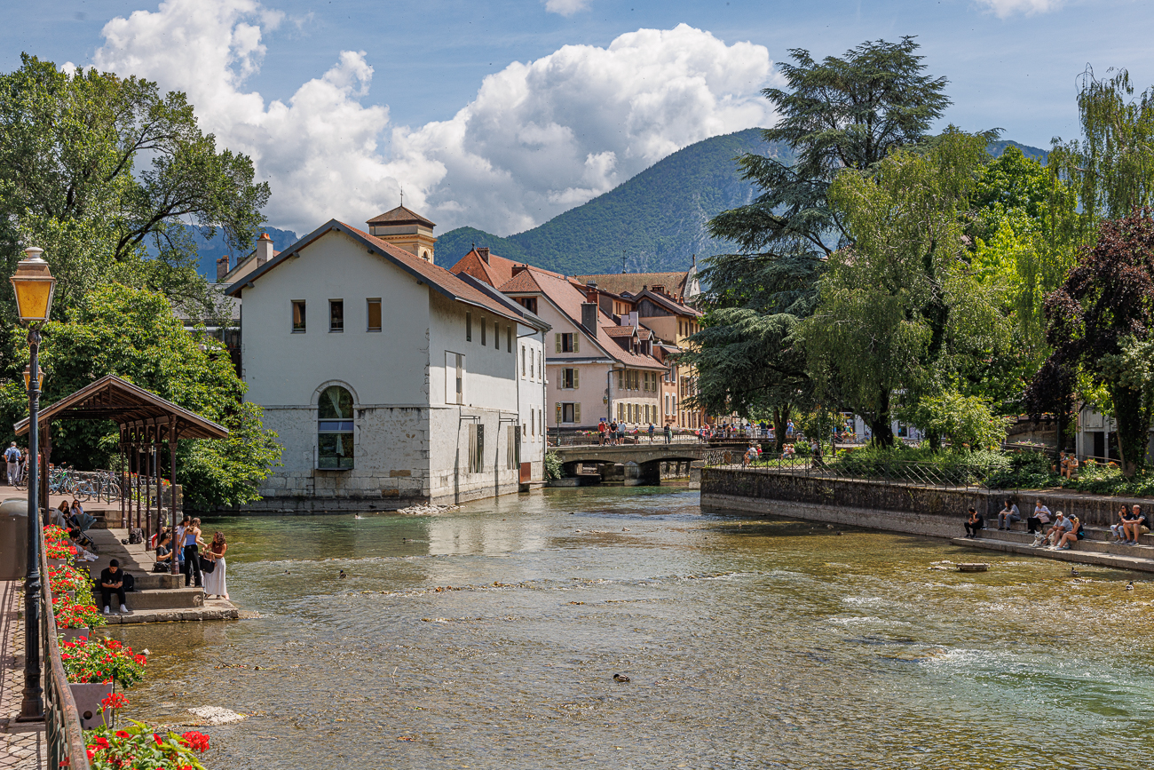 Blick von einer Br&uuml;cke &uuml;ber das Fl&uuml;sschen Le Thiou Richtung Altstadt