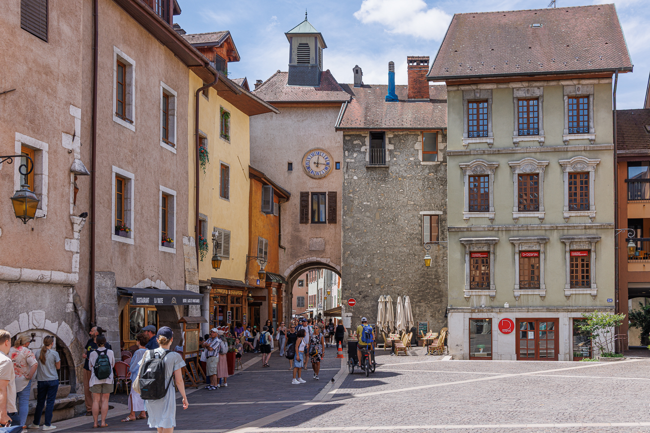 Stadttor Porte Sainte-Claire und dessen Uhrturm (Tour de l'Horloge)