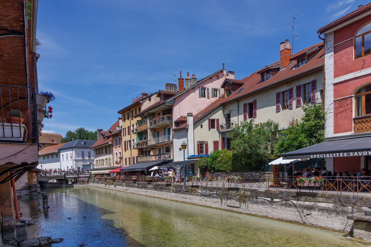 Caf&eacute;s und Restaurants am Flussufer