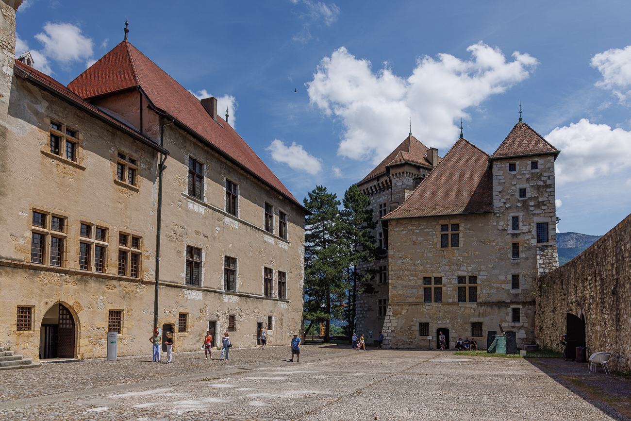 Im Schlosshof des Ch&acirc;teau d'Annecy. Im Inneren haben wir keine Bilder gemacht
