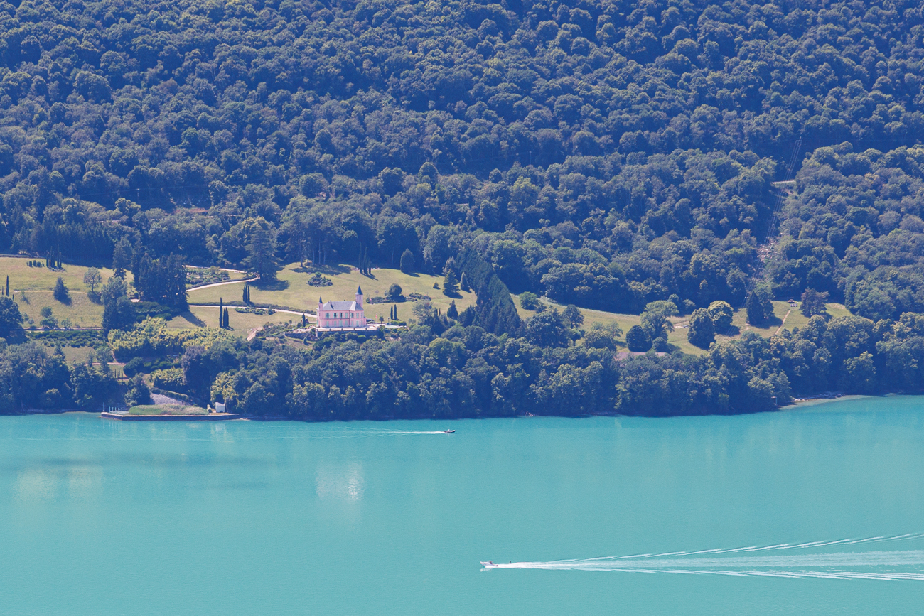 Das Ch&acirc;teau Rose de Saint-Gilles am t&uuml;rkisfarbenen Ufer des Lac du Bourget