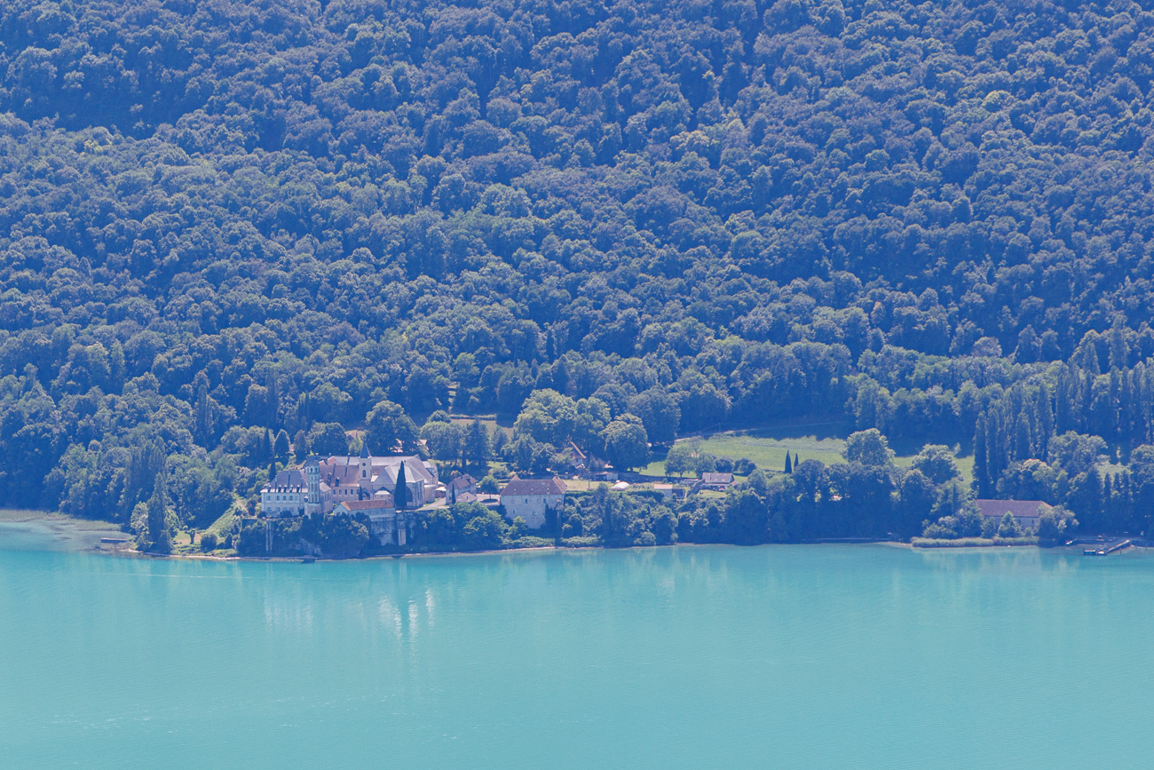 Die Abtei Hautecombe am t&uuml;rkisfarbenen Ufer des Lac du Bourget, zu der wir gleich hinunter fahren