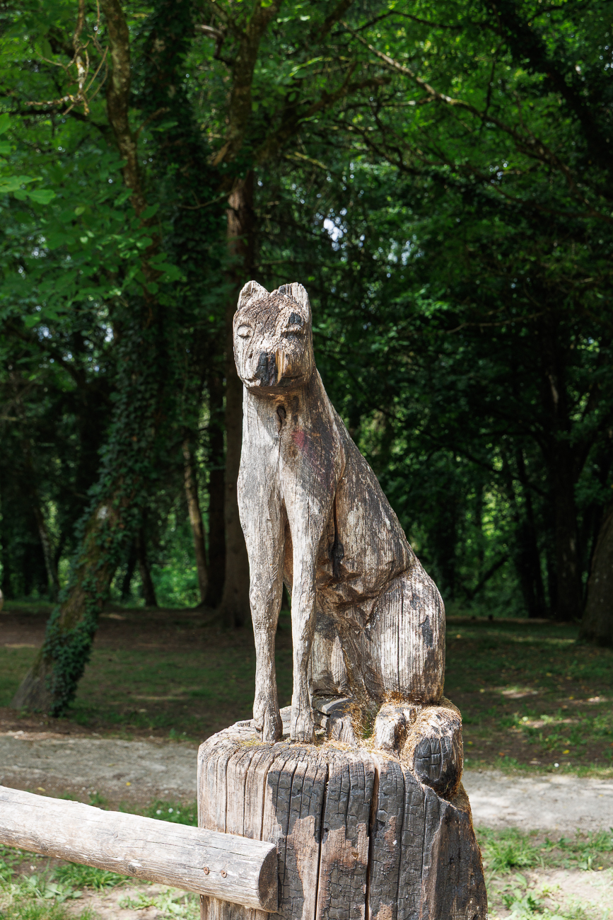 Am Start der Wanderung werden wir von einer hundeartigen Skulptur empfangen