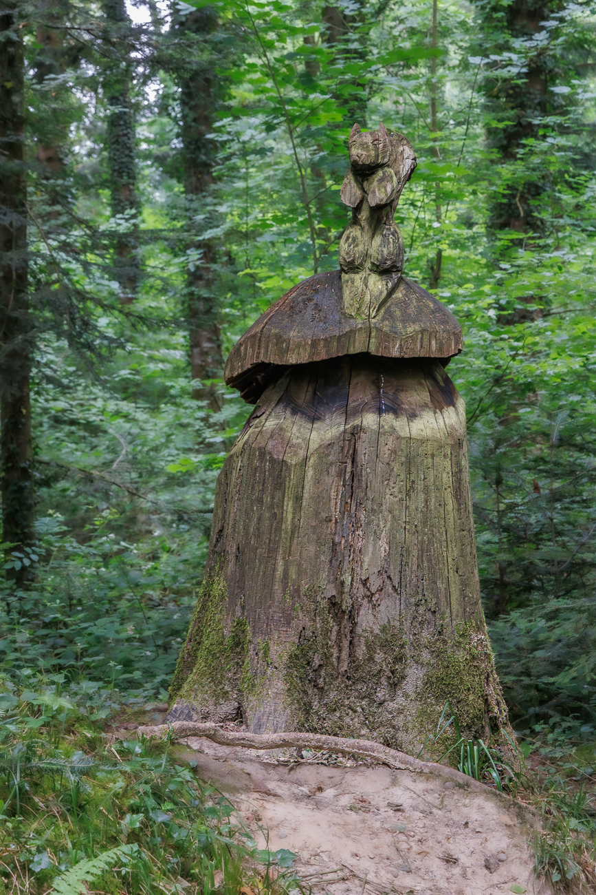 Einer der zahlreichen Holzskulpturen entlang des Weges