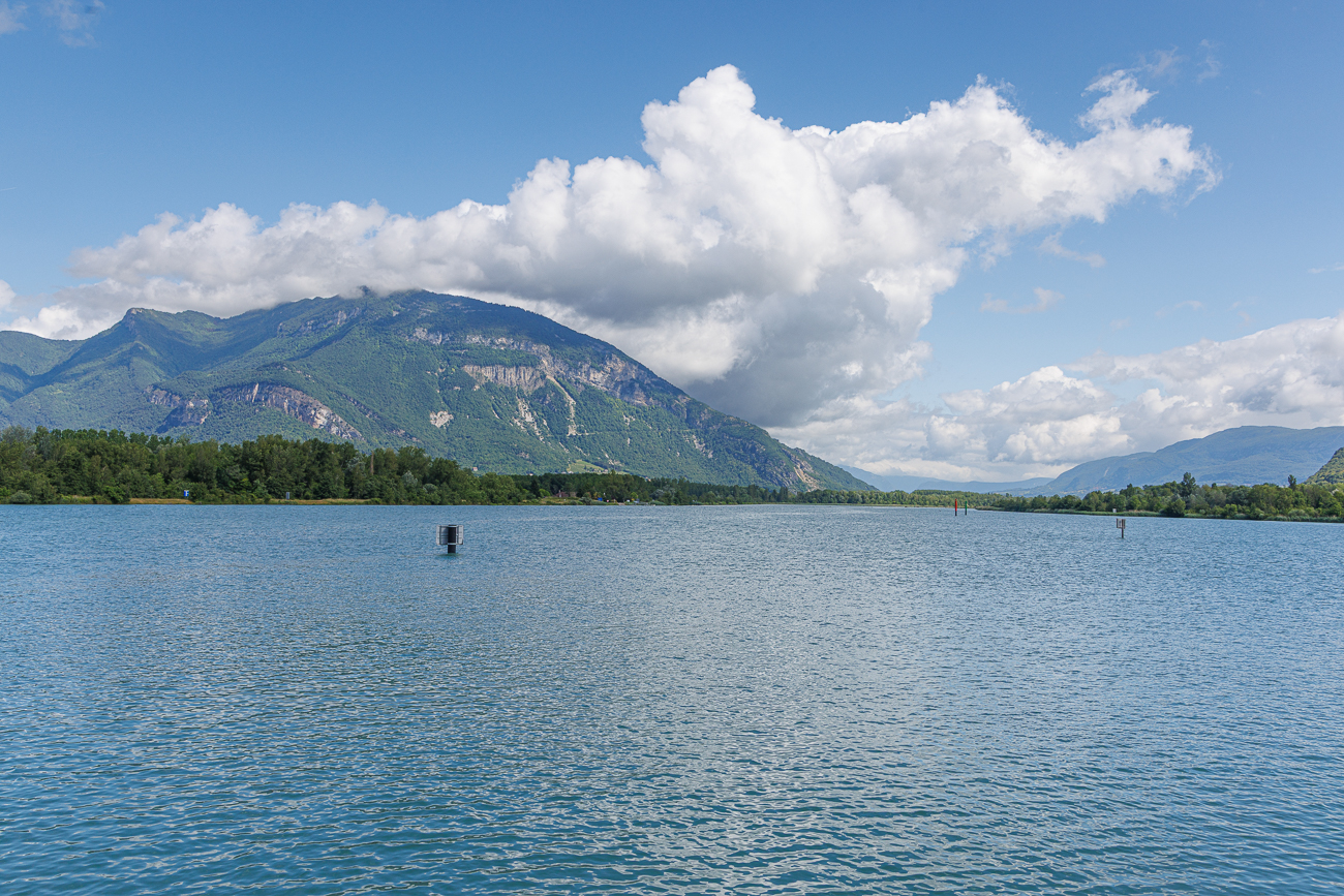 ... hier wird ein Teil der Rh&ocirc;ne f&uuml;r den "Canal de D&eacute;rivation du Rh&ocirc;ne" abgezweigt