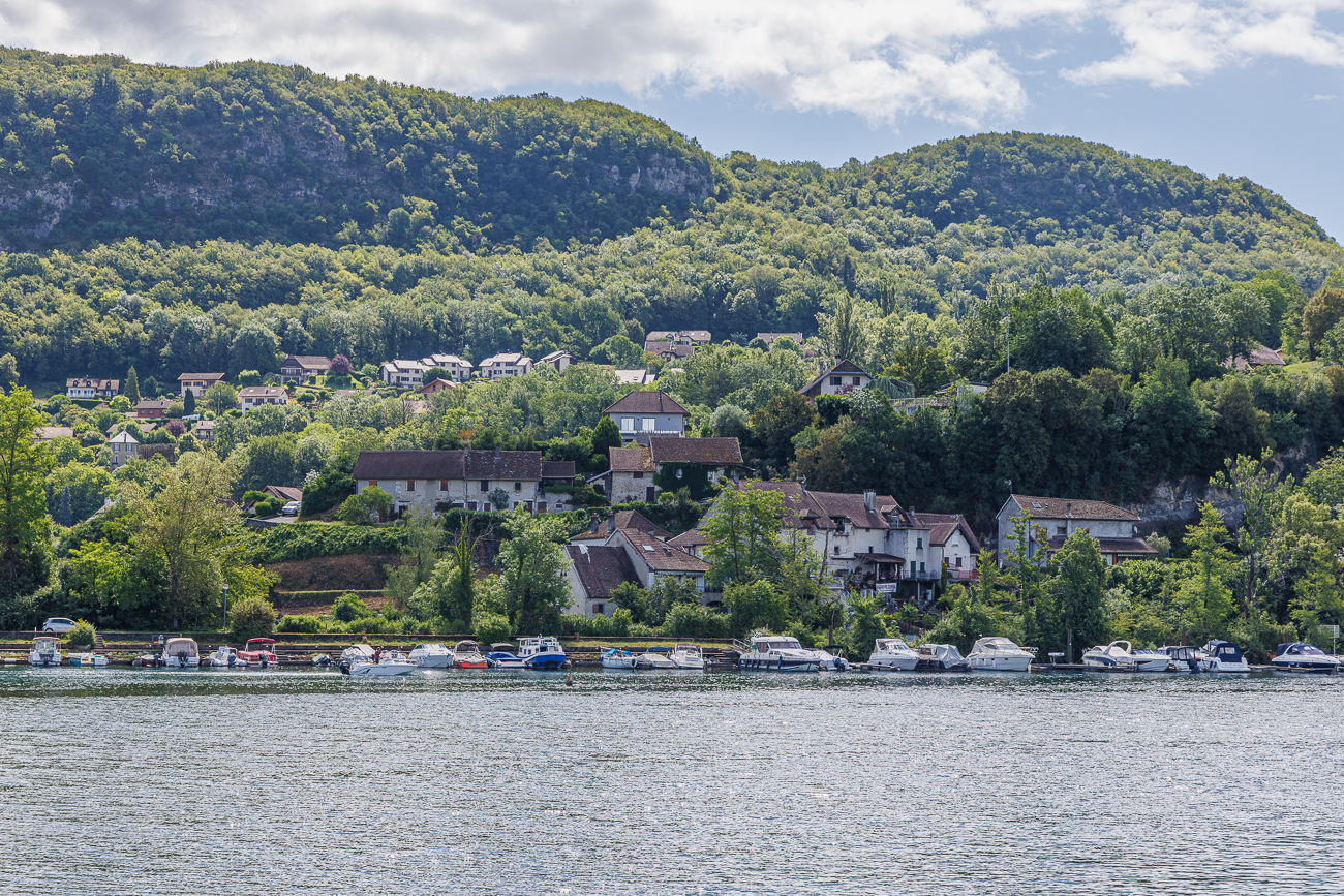 Auf der anderen Seite liegt das sch&ouml;ne &Ouml;rtchen Chanaz