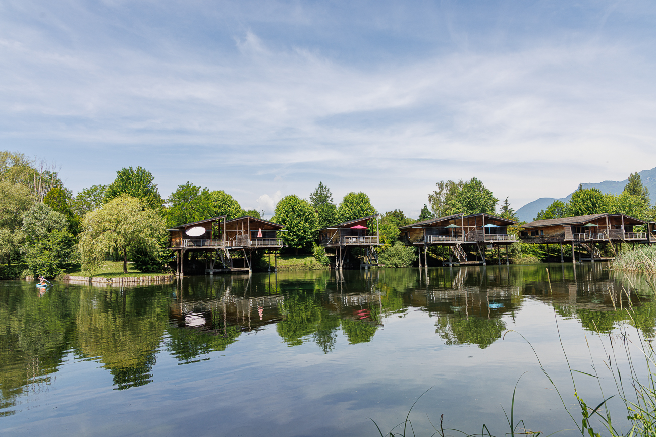 Malerisch gelegene Pfahlbau-H&uuml;tten am "Canal de Savi&egrave;res"
