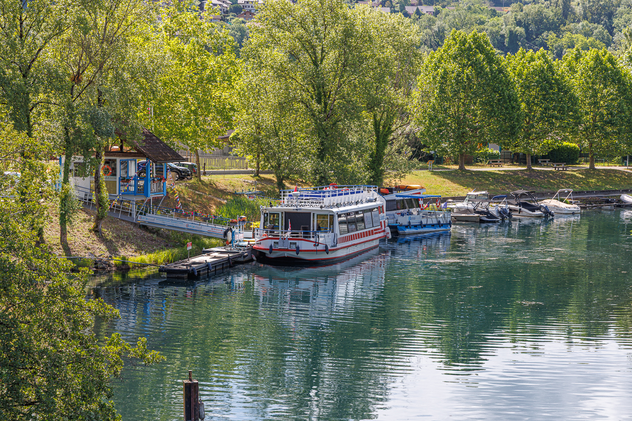 Gr&ouml;&szlig;ere und kleinere Boote laden zu Rundfahrten ein