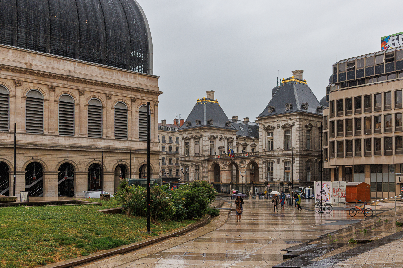 Kaum dem Parkhaus entstiegen, empf&auml;ngt uns der Regen