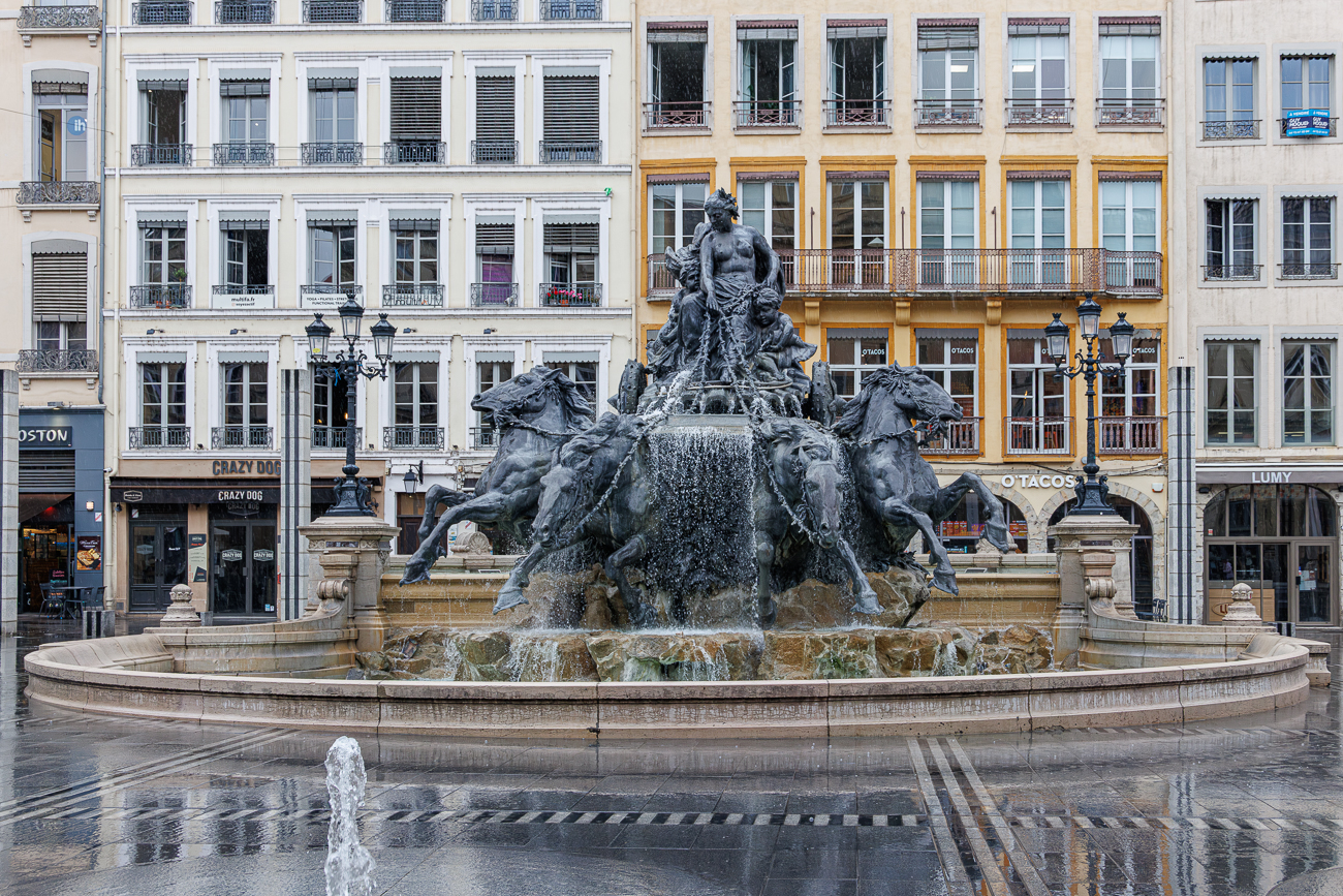 Die Fontaine Bartholdi befindet sich auf der Place des Terreaux im Zentrum von Lyon. Sie wurde 1892 vom Bildhauer Fr&eacute;d&eacute;ric-Auguste Bartholdi entworfen. Der urspr&uuml;ngliche Name lautet Char triomphal de la Garonne (Triumphwagen der Garonne).