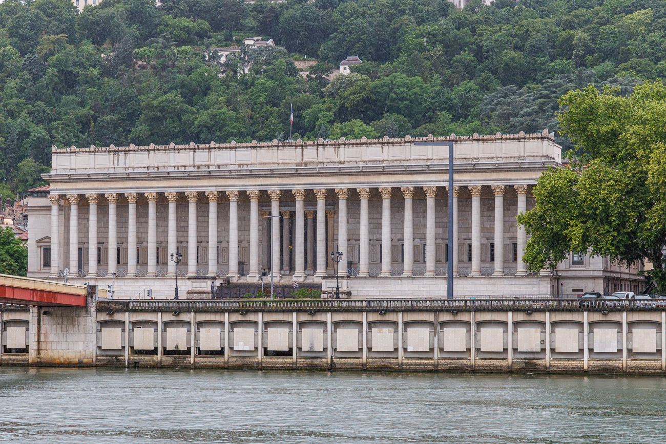 Dies ist der historische Justizpalast von Lyon, der auch als "Les vingt-quatre colonnes" (Die vierundzwanzig S&auml;ulen) bekannt ist