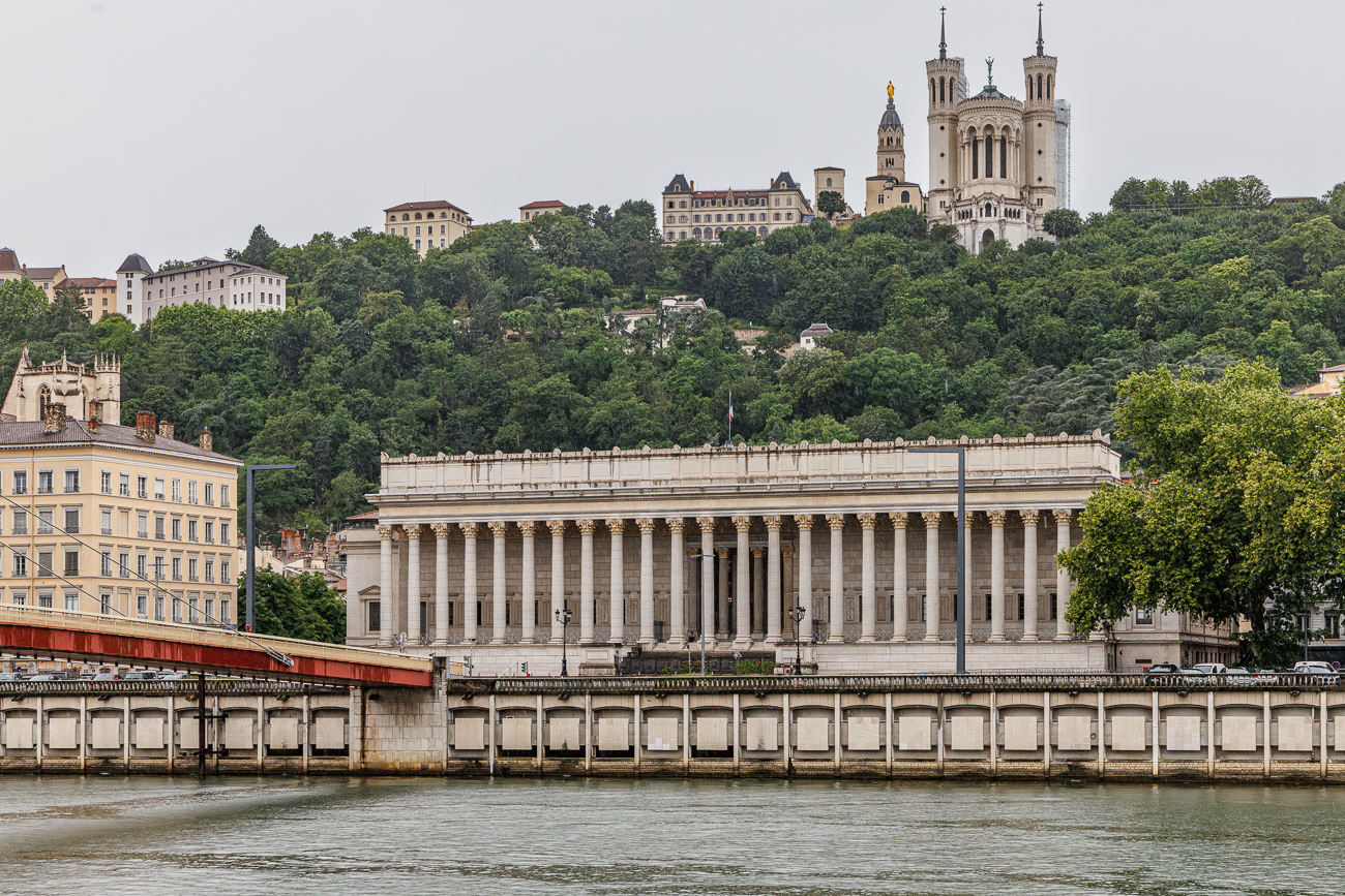 Unterhalb der Basilika steht der "Palais de justice historique de Lyon"
