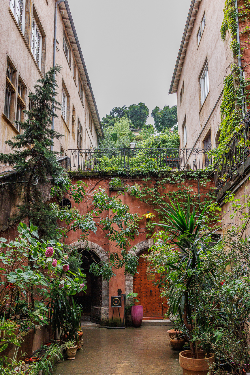 Diese historische Traboule befindet sich im Vieux Lyon (Altstadt von Lyon). Die Gegend ist bekannt f&uuml;r ihre versteckten G&auml;nge aus der Renaissance-Zeit und geh&ouml;rt zum UNESCO-Weltkulturerbe. Die abgebildete Passage ist typisch f&uuml;r die architektonischen Details der 5. Arrondissements von Lyon.