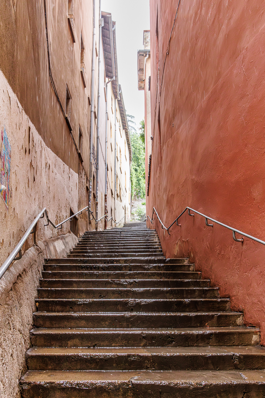 &Uuml;ber diese (und weitere) steile Steintreppen in der Altstadt steigen wir auf den H&uuml;gel Fourvi&egrave;re hinauf. Die Treppe wird von historischen, eng beieinander stehenden Geb&auml;uden mit charakteristischen Fassaden ges&auml;umt.