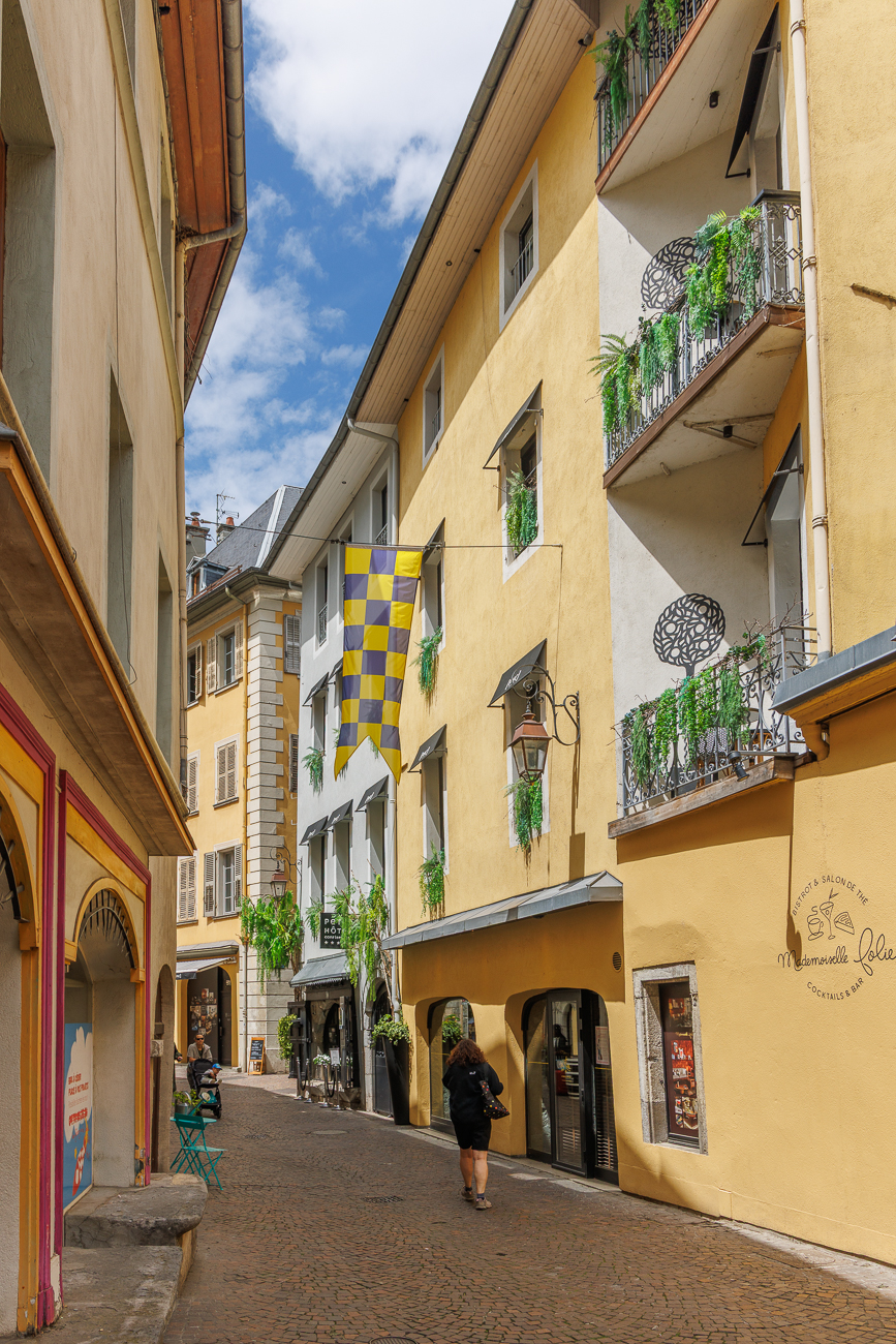 Malerische, schmale Gasse in Chamb&eacute;ry