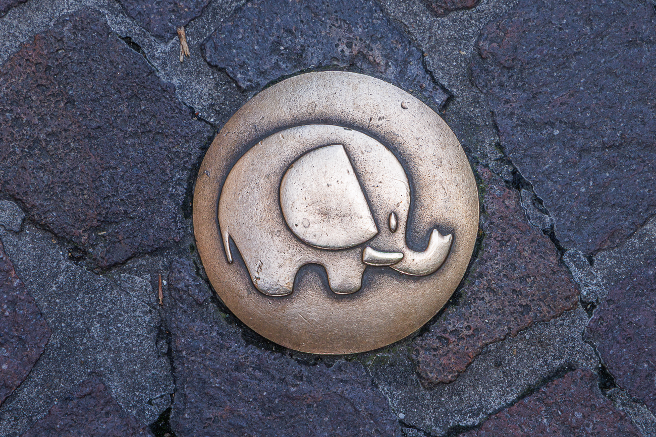 Diese metallische Plakette mit einem Elefantenmotiv ist Teil des touristischen "Elefantenpfads"