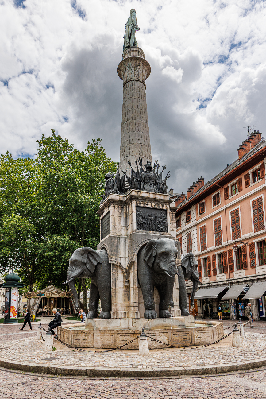 Das Denkmal erinnert an die milit&auml;rischen Erfolge von General de Boigne in Indien