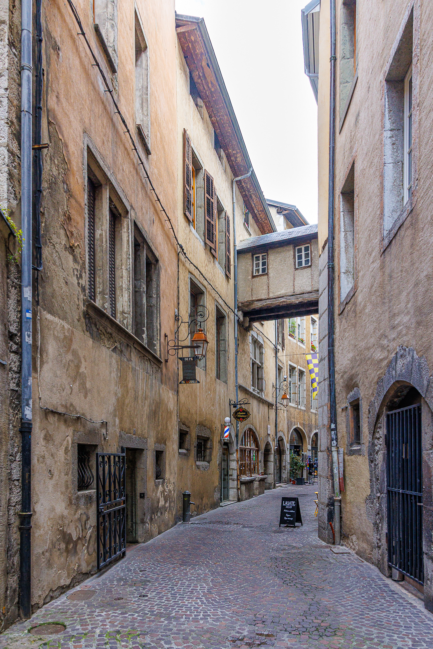 Rue Basse du Ch&acirc;teau in der Altstadt. Diese schmale Gasse stammt aus dem 14. Jahrhundert und ist eine der &auml;ltesten Stra&szlig;en der Stadt. Sie beherbergt eine der letzten &uuml;berdachten Holzbr&uuml;cken (Passerelle), die die H&auml;user &uuml;ber der Stra&szlig;e verbinden