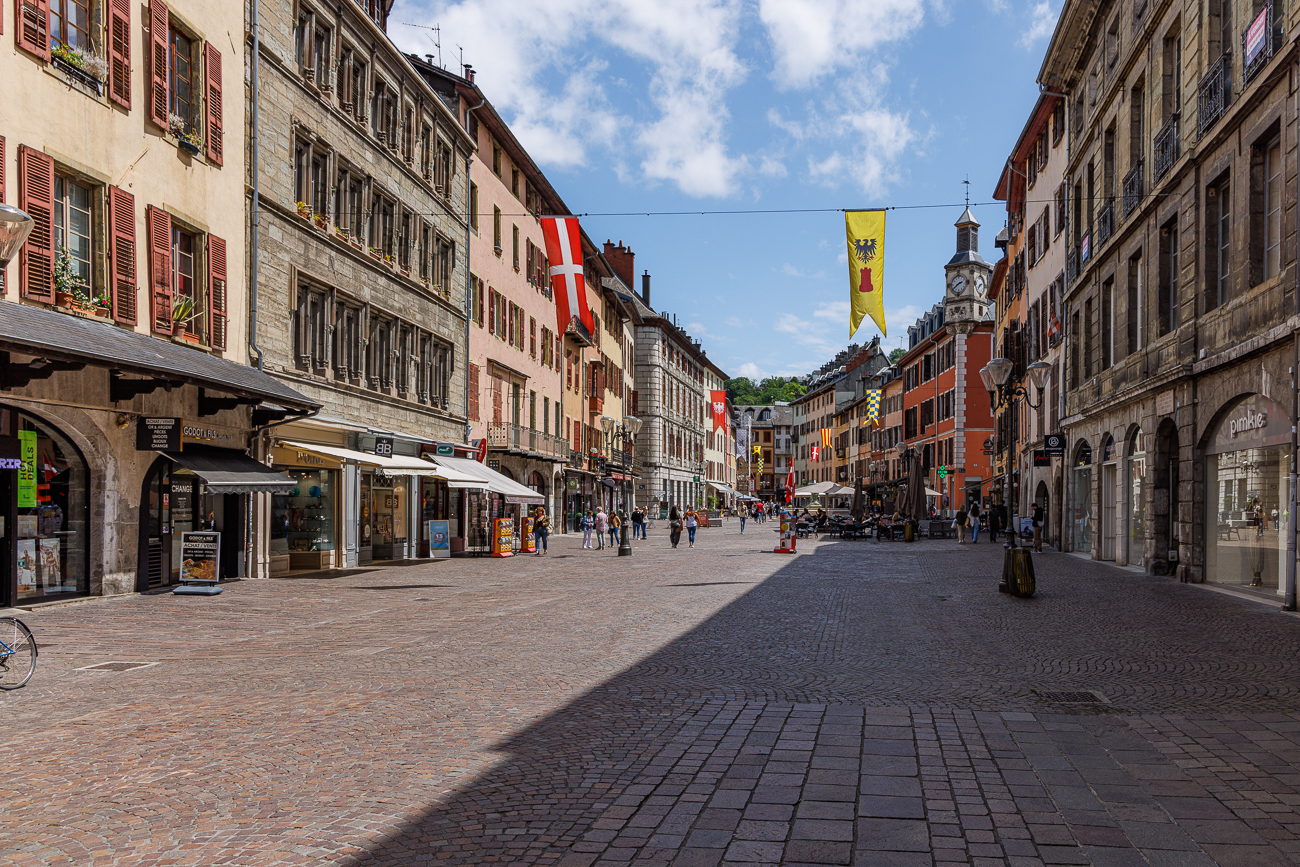 Der historische Place Saint-L&eacute;ger in der Altstadt von Chamb&eacute;ry, die f&uuml;r ihre restaurierten Fassaden und charmanten Fu&szlig;g&auml;ngerzonen bekannt ist ...