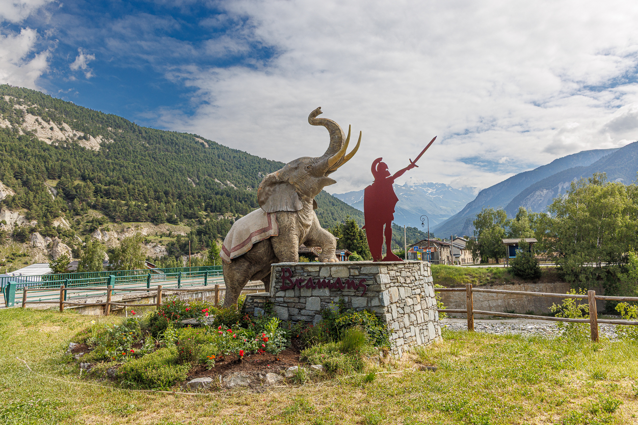 Dieses Denkmal in Bramans, Frankreich, zeigt eine lebensgroße Statue eines Elefanten mit Hannibal, der sein Schwert hebt