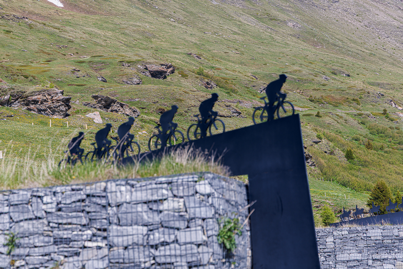 Radfahrer-Skulptur am Col du Mont-Cenis.Der Pass ist ein beliebter Anstieg für Radfahrer, er ist 9,9 Kilometer lang und hat eine durchschnittliche Steigung von 6,9 %.