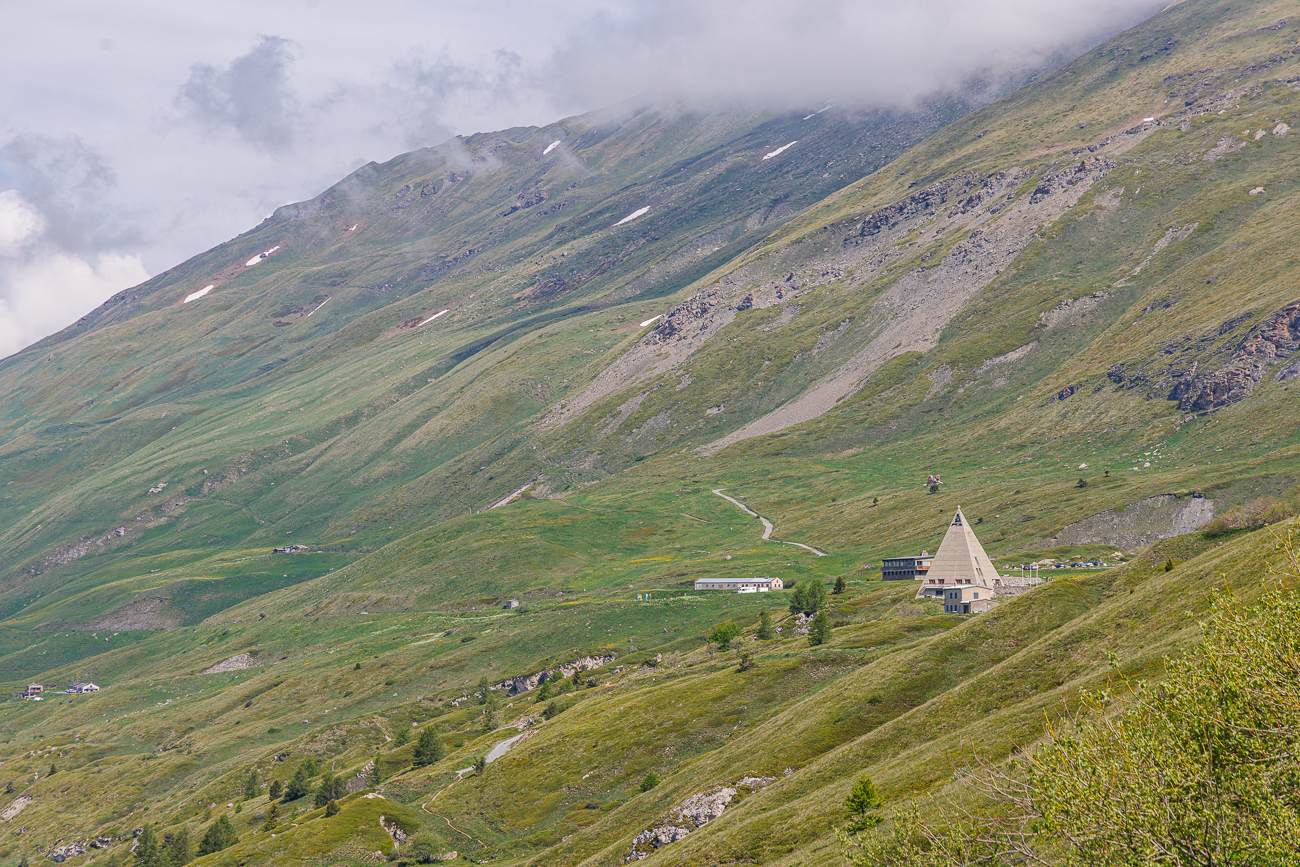 Die markante, pyramidenförmige Chapelle Notre-Dame de l'Assomption am Col du Mont-Cenis