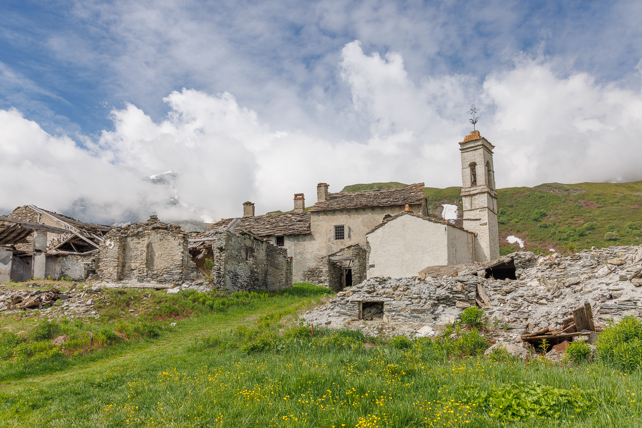 Diese Ruinen gehören zum Hameau de Grand'Croix, einem verlassenen Weiler in der Nähe des Col du Mont Cenis. Die Siedlung wurde größtenteils aufgegeben, als der Mont-Cenis-Stausee gebaut wurde