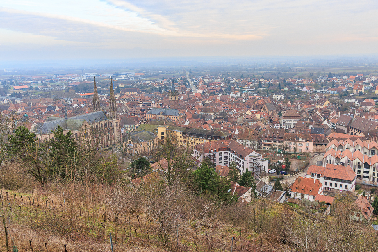... von dem oberhalb der Stadt liegenden "Nationalem Denkmal f&uuml;r die Gefallenen der Streitkr&auml;fte"