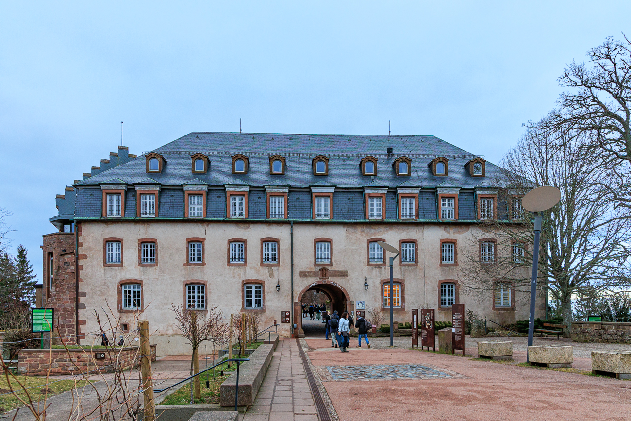 Der Eingang zum Kloster Hohenburg
