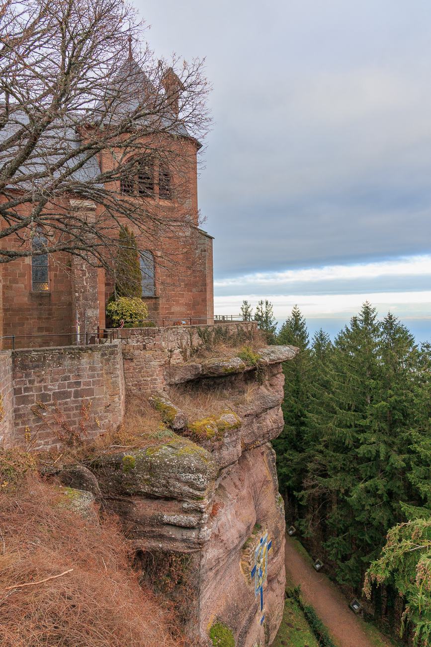 Das Kloster steht auf einem massiven Sandsteinfelsen