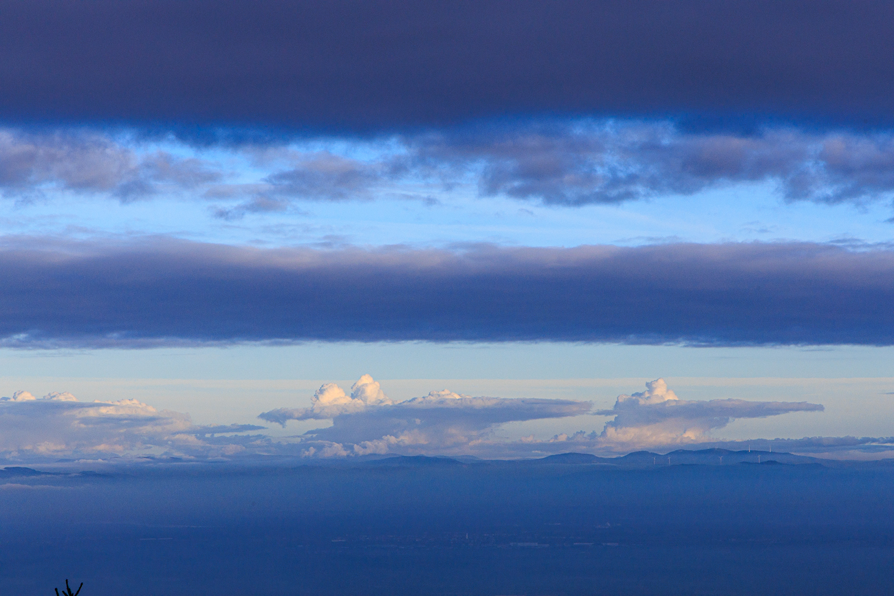 Wolkenschichten am Himmel