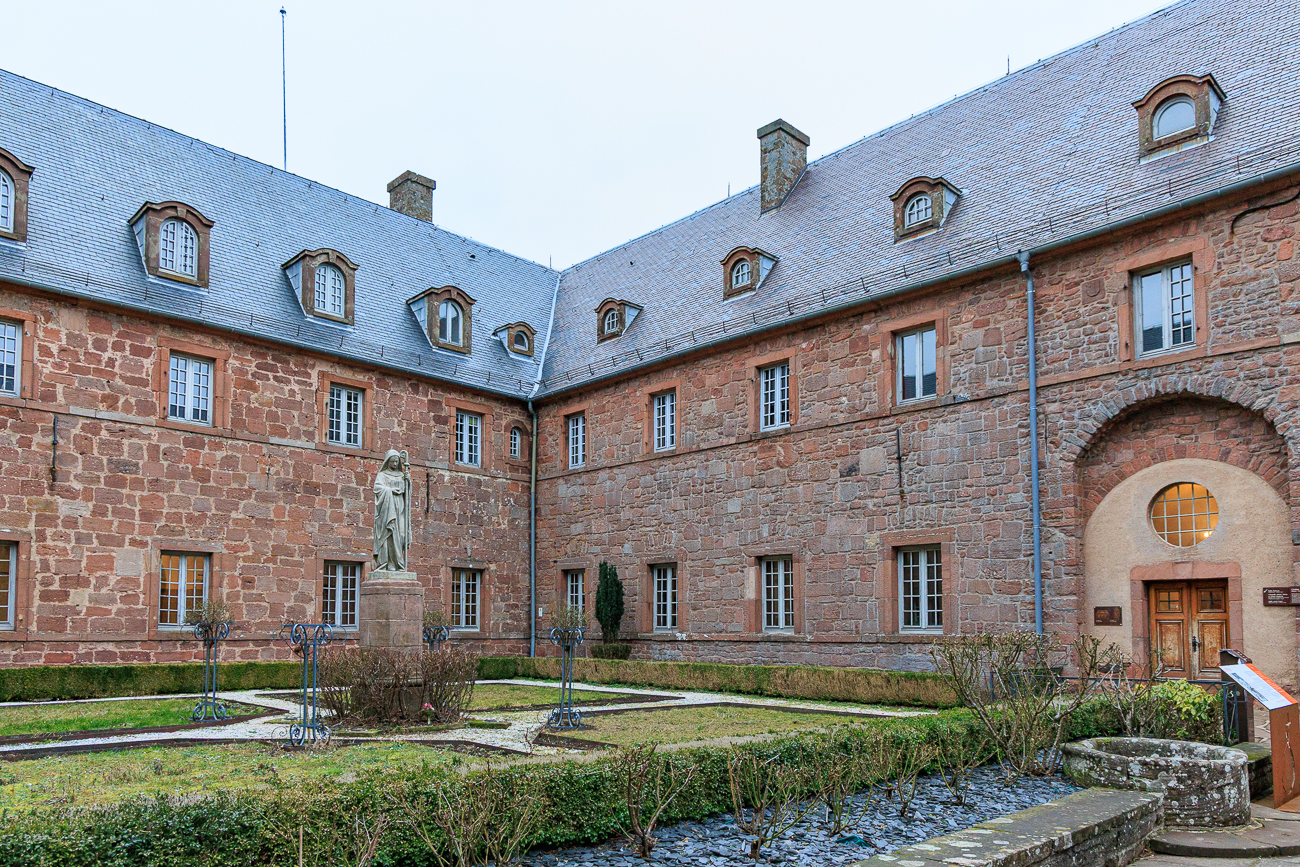 Im Innenhof des Kloster