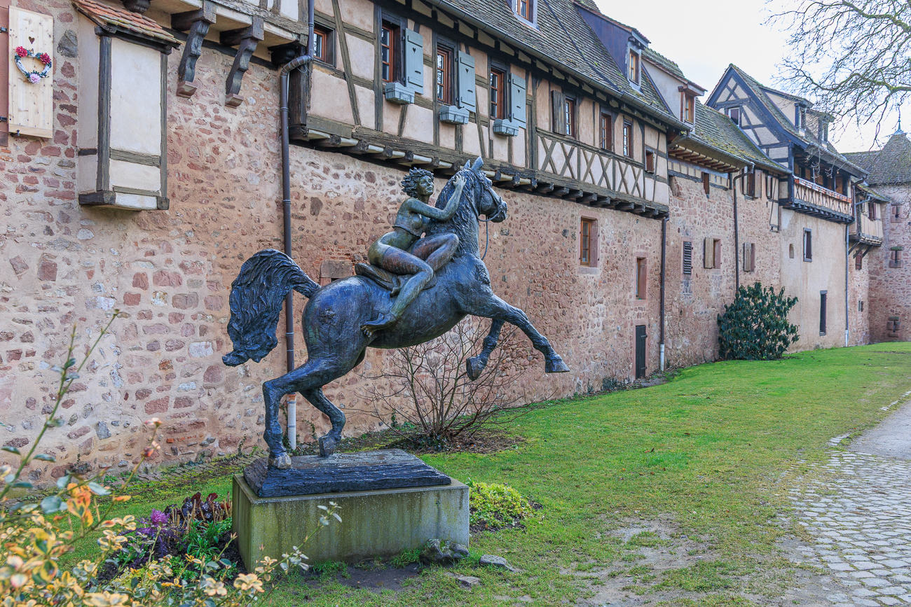 Skulptur und Stadtmauernteile in Riquewihr