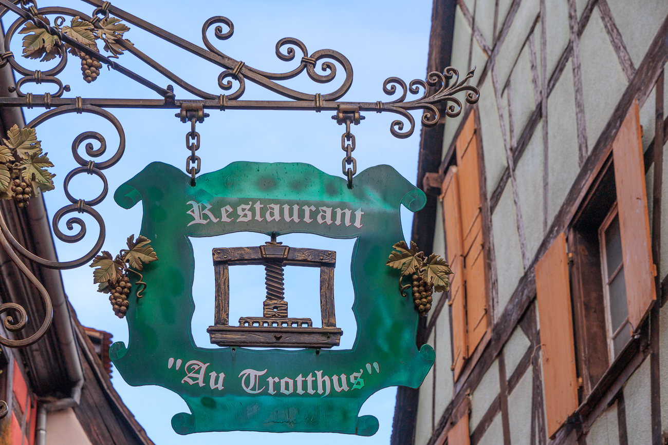 Eines der zahlreichen "Nasenschilder" der Gasthäuser und Geschäfte