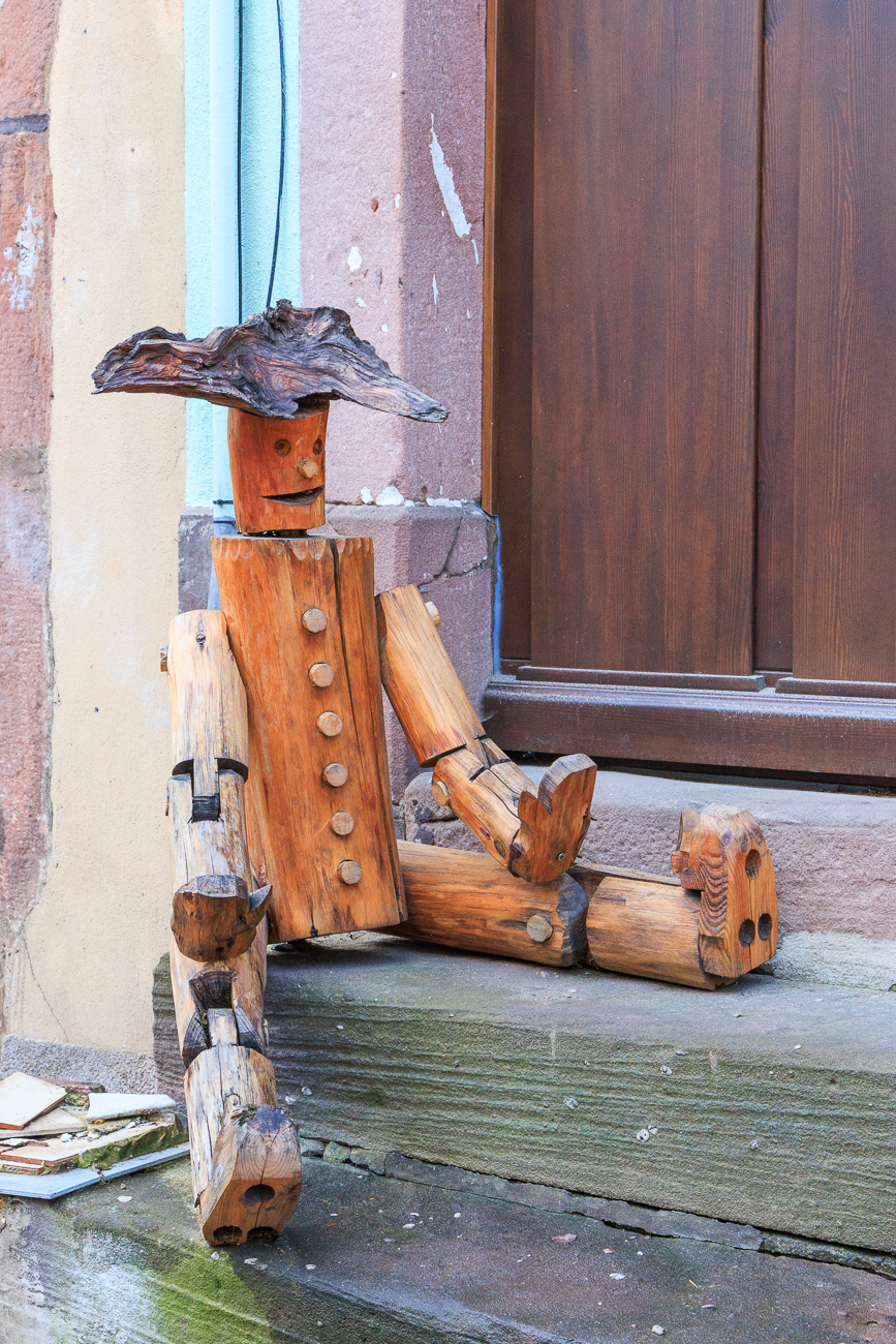 Holzskulptur in einer der Gassen