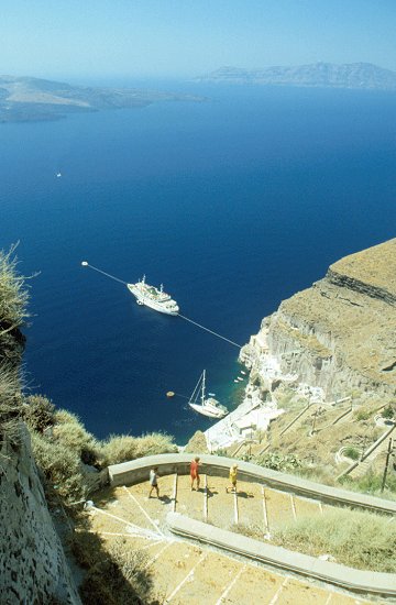 Blick von Thira aus zu unserem Schiff hinunter