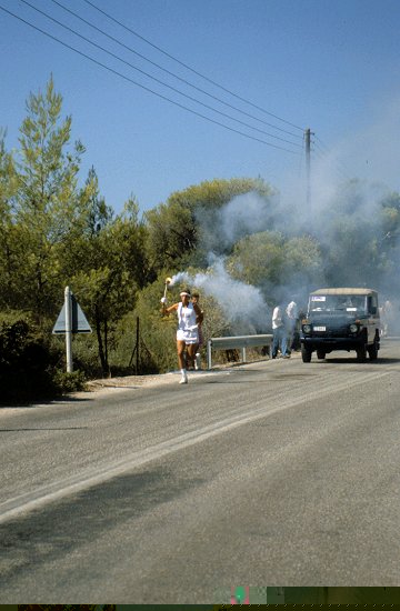 Das olympische Feuer wird von Athen aus zur Olympiade nach Korea getragen