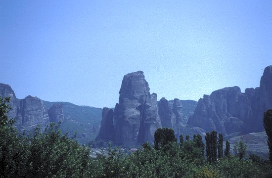 In diesen Felsen sind die Meteora-Klöster versteckt