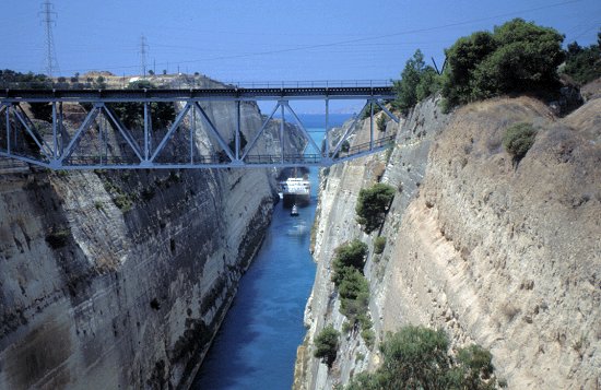 Auf dem Weg nach Athen passieren wir den Kanal von Korinth