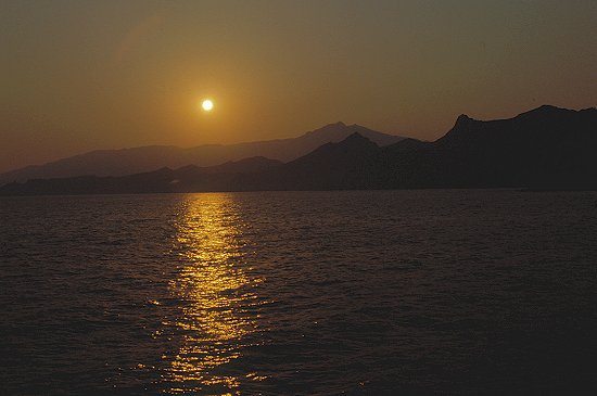 Mit Sonnenaufgang am nächsten Morgen kommen wir in Naxos an